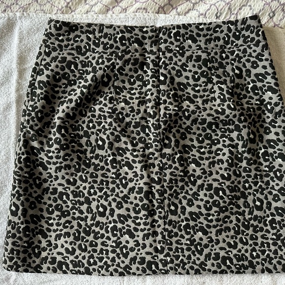 Animal print, gray/black, size 8P from Loft - Picture 3 of 5